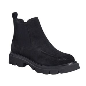 New without box Sofft Chelsea Boots w/Lug Sole